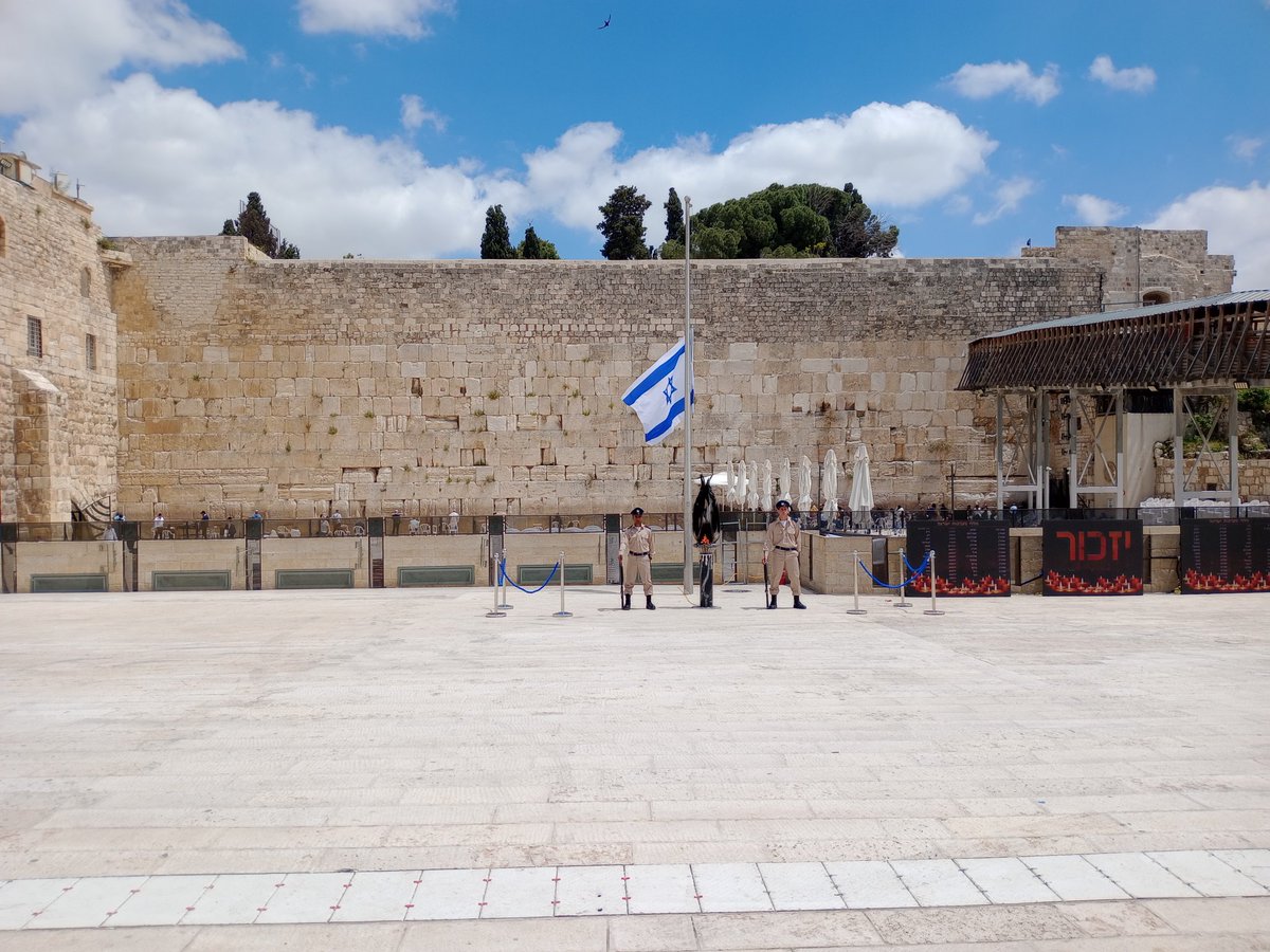 toraenespanol's tweet photo. Acá estamos en el Kotel pidiendo y agradeciendo por nuestros soldados.
También voy a pedir por ustedes que siempre me acompañan.

Si tienen peticiones personales pueden dejarmelos en los comentarios.

Shalom y Am Israel Jai! https://t.co/C369qZprVX