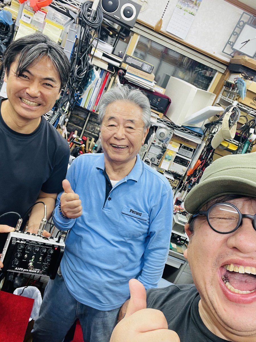 onosiu's tweet photo. 足元に置いてPA送っちゃえば完結しちゃうって、コレ💦
ALBIT社でお茶して爆笑して、新製品の試奏までさせてもろた。
#albit #ギター #プリアンプ https://t.co/vf99xBldrq