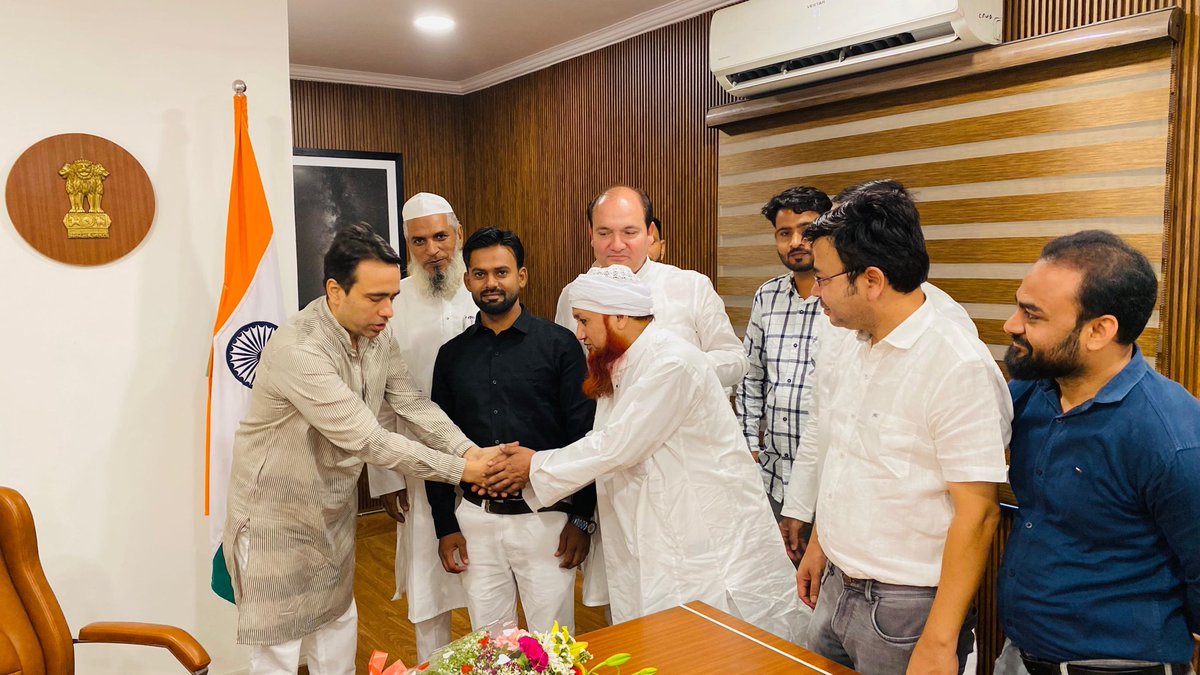 ग्राम भेसवाल निवासी शिप कैप्टन विजय चौधरी और उनकी टीम को ईरानी नोसेना ने बंधक बना लिया था।  केंद्रीय मंत्री माननीय <a href="/jayantrld/">Jayant Singh</a> जी की सक्रियता और विदेश मंत्रालय भारत सरकार की कूटनीतिक प्रयासों से ईरान से रिहा होकर सकुशल भारत लोटने पर उनके परिजनों ने चौधरी साहब का आभार व्यक्त किया।