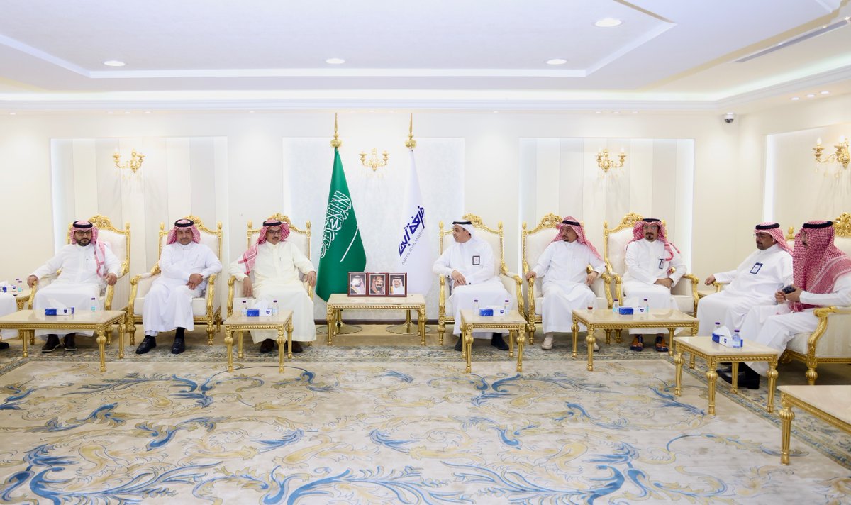 abhachamber's tweet photo. استقبل اليوم عضو مجلس إدارة #غرفة_أبها
 الدكتور/ عبدالله بن معدي @Abdullah_madi10   
رئيس اللجنة الوطنية للجان العمالية بالمملكة 
م/ ناصر الجريد، و نائبه و أعضاء اللجنة

تم خلال اللقاء بحث سبل التعاون عن طريق تنفيذ العديد من المبادرات و البرامج التعريفية و التدريبية المشتركة 

#هنا_تصنع_الفرص
#غرفة_أبها
#abha_chamber