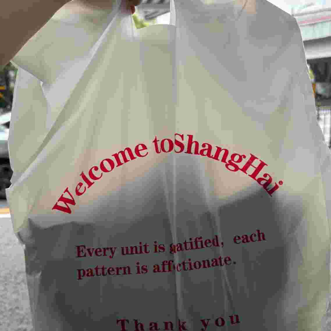 real_time_china's tweet image. Shanghai’s South Bund fabric market has become a must-visit destination for fashion lovers from around the world. International visitors are flying in to have custom suits made—whether it’s a qipao, a formal suit, or an evening gown.
#SpringInChina #Suit #ShanghaiStyle