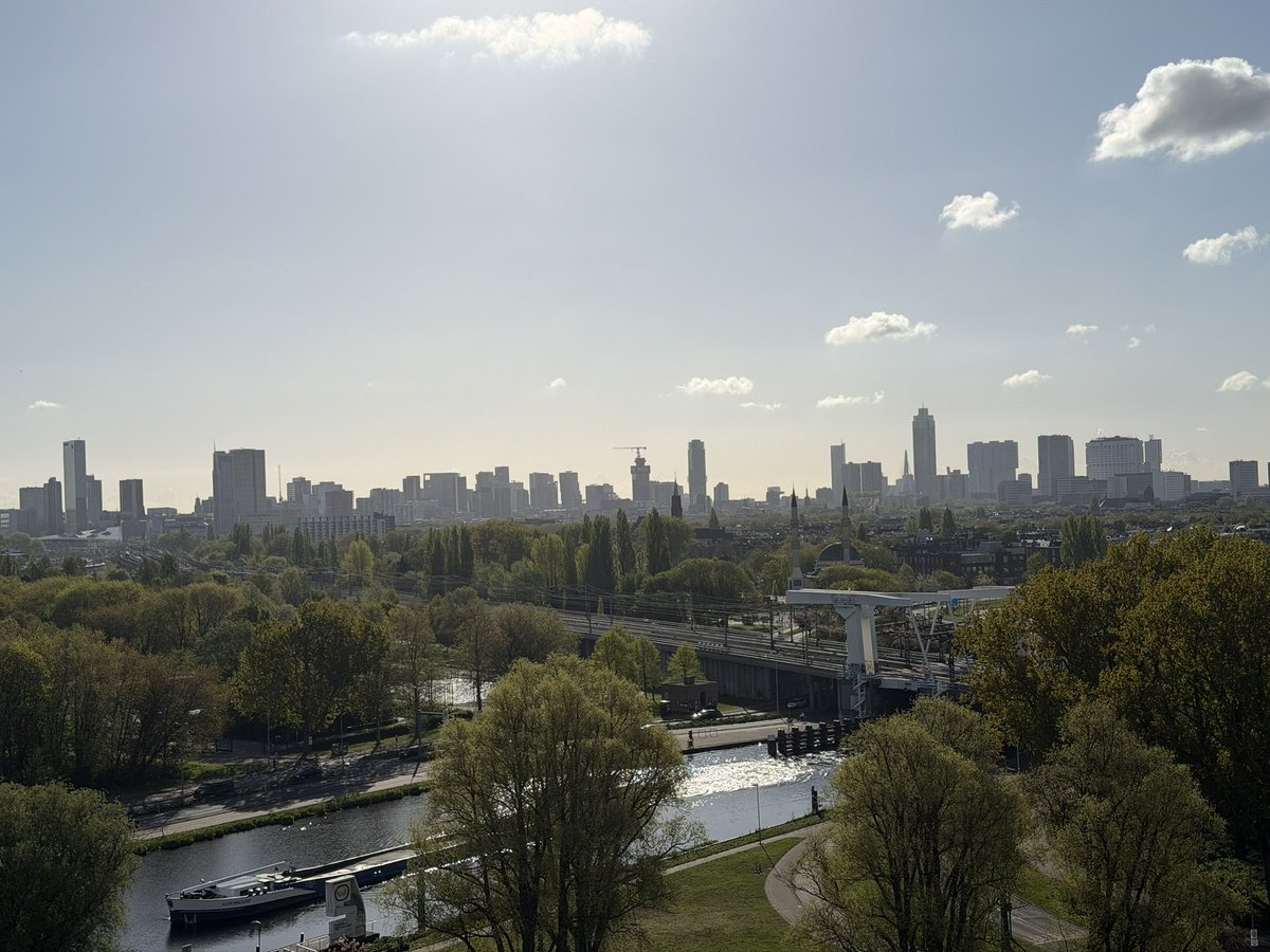 joskeijsper's tweet image. Zijn we weer. Vanwege een vergadering in de Van Nelle fabriek in Rotterdam, de training verschoven naar vandaag! Tis nodig ook weer na een zwaar weekend! #personaltraining #trosfit #Alkmaar #blijvenbewegen #rotterdam #uitzicht #vannellefabriek