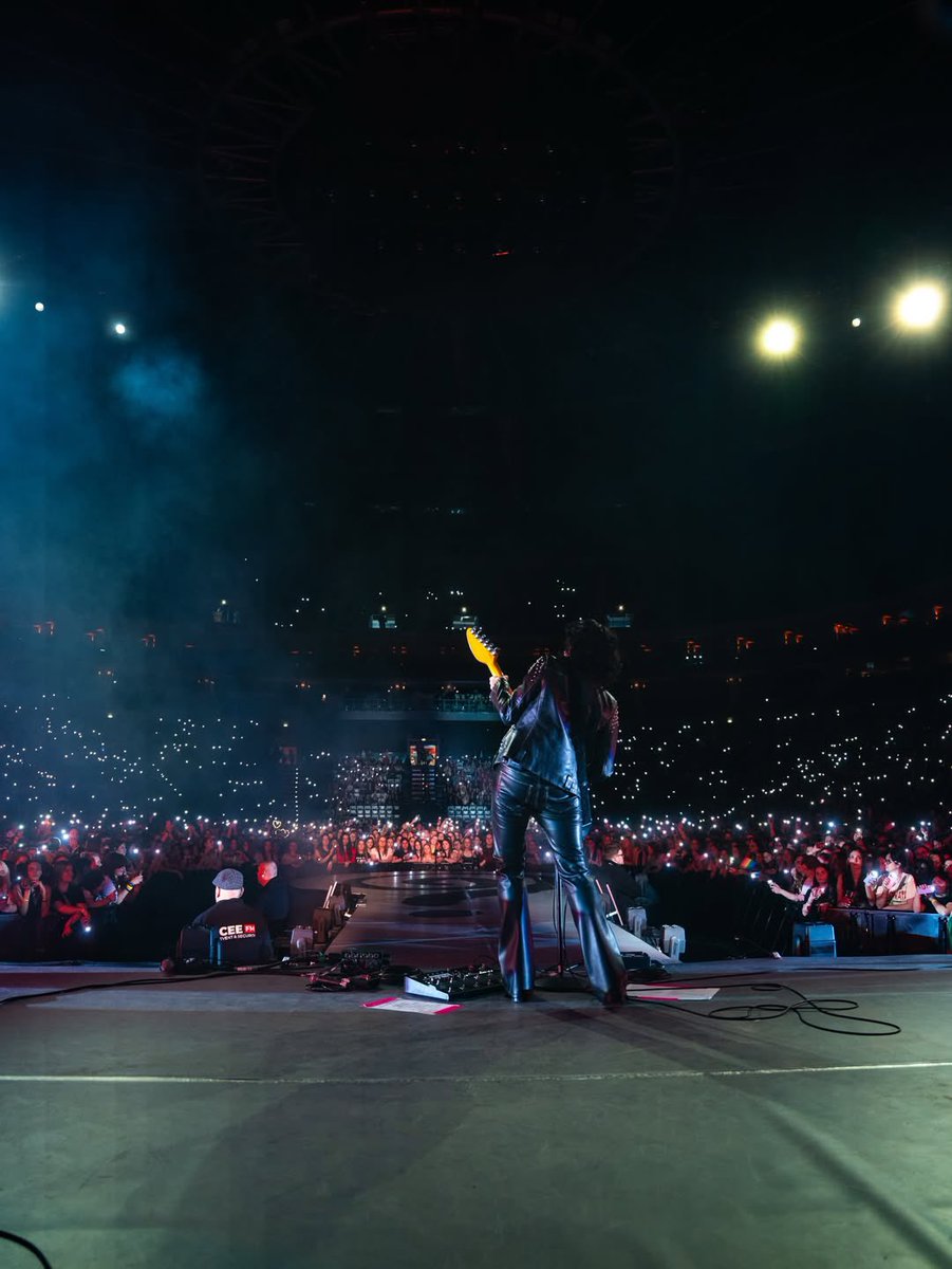 PALEWAVESLIVE's tweet image. TONIGHT Pale Waves play Accor Arena in Paris, France 🇫🇷 

Capacity - 20.3k  👥 

@palewaves 🖤 @Louis_Tomlinson 🍋 @LTHQOfficial 🙏🏻

#palewaves #palewavesxlouis #HDWGH #HDWGHParis