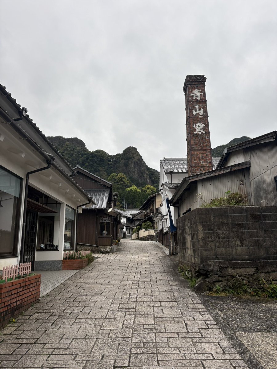 okappanda3025's tweet photo. 鍋島藩窯の大川内山へ。
到着が16時過ぎだったため、閉まっているお店が多く、通りすがりの方おすすめの青磁のお店もタッチの差で閉まってました💦
翌日、あらためて行ったものの、事情により午前中臨時休業…。しかも今度は早すぎて開店していないお店も。
いろいろな窯元の作品を見たかった。 https://t.co/uuHCQpS9za