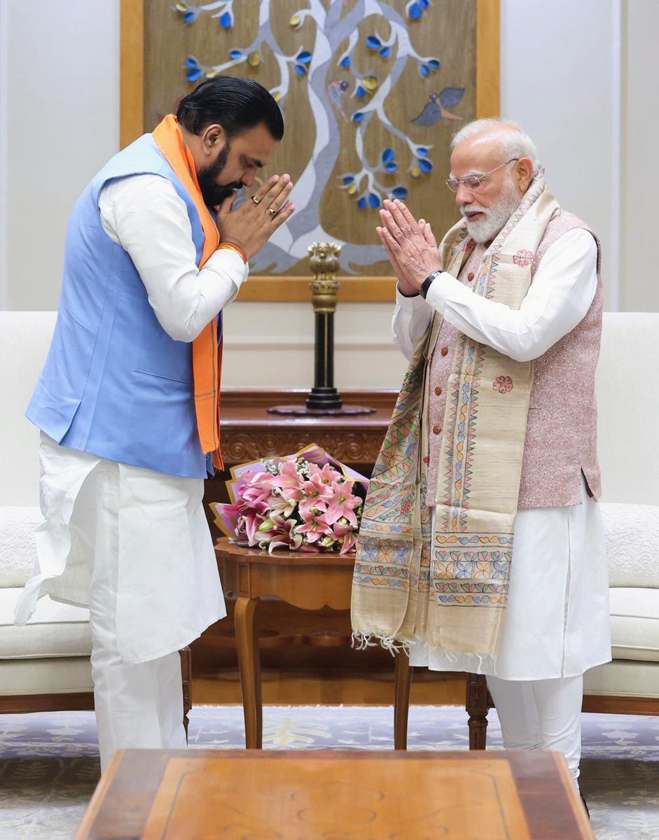 Journo_vivek's tweet image. वो फूल खिल कर रहेंगे, जो खिलने वाले हैं। - साहिर
------
बिहार के मुख्यमंत्री @samrat4bjp जी ने आज देश के प्रधानमंत्री @narendramodi जी से मुलाकात की। सीएम बनने के बाद सम्राट जी की पीएम मोदी जी के साथ यह पहली मुलाकात है। 
#SamratChoudhary #NarendraModi #PM #CM #Bihar #Politics