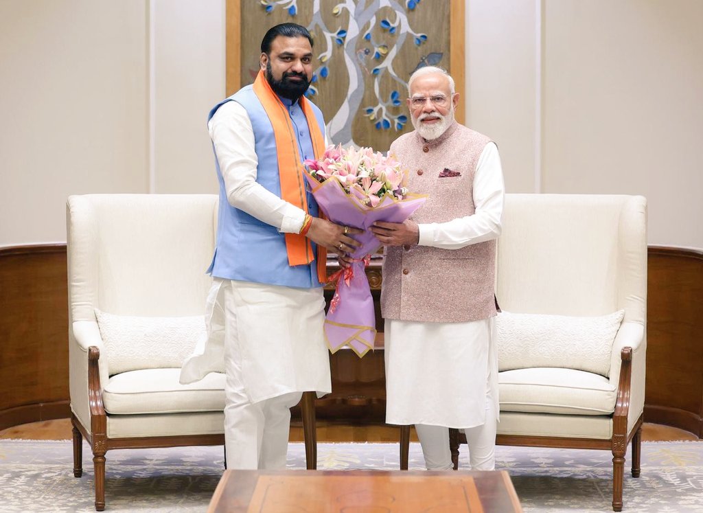 Journo_vivek's tweet image. वो फूल खिल कर रहेंगे, जो खिलने वाले हैं। - साहिर
------
बिहार के मुख्यमंत्री @samrat4bjp जी ने आज देश के प्रधानमंत्री @narendramodi जी से मुलाकात की। सीएम बनने के बाद सम्राट जी की पीएम मोदी जी के साथ यह पहली मुलाकात है। 
#SamratChoudhary #NarendraModi #PM #CM #Bihar #Politics