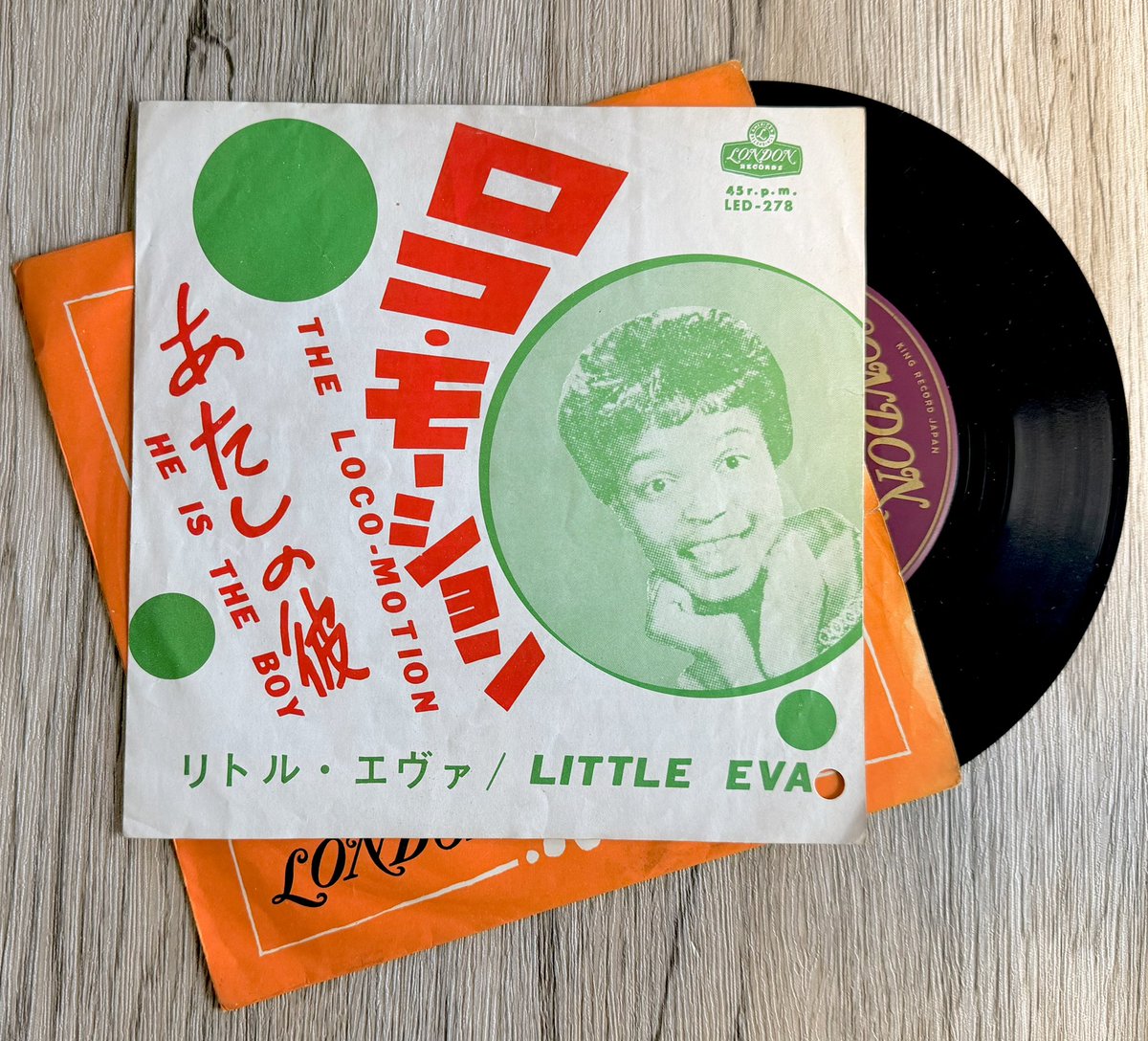 daisuke_kato_12's tweet photo. #今宵の1枚 #LittleEva
「ロコ・モーション / リトル・エヴァ(🇯🇵 original 7inch 45RPM / London Records(キングレコード)/ LED-278 / 1962)」
今宵は、60年代ポップカルチャーを象徴し、世界的な大ヒットを���録したリトル・エヴァ「ロコ・モーション」のオリジナル日本盤を聴きます🎧
1962年に全米No.1を記録した本作は、ゴフィン=キング作によるダンス・クレイズの代表曲🗯️
本盤はロンドン(キングレコード)初期日本盤。
赤×緑のポップな配色と手書き風タイポが印象的な“昭和洋楽デザイン”が魅力です🇯🇵
裏面の日本語ライナーも含め、当時の洋楽受容の空気をそのまま封じ込めた一枚です✨