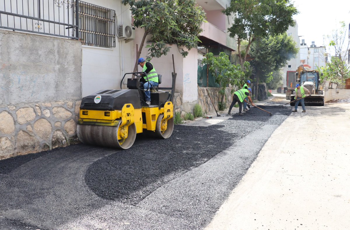 Toroslarbld's tweet photo. Mahallelerimizde ulaşımı daha konforlu ve güvenli hale getirmek için asfalt çalışmalarımız hız kesmeden devam ediyor. 🚧

Ekiplerimiz, sokaklarımızı yenileyerek hem sürücülerimiz hem de yayalarımız için daha güvenli yollar sunuyor.

📍 Mithat Toroğlu Mahallesi
📍 Mevlana Mahallesi
📍 Turunçlu Mahallesi