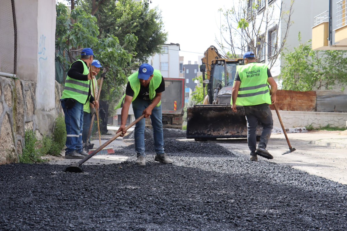 Toroslarbld's tweet photo. Mahallelerimizde ulaşımı daha konforlu ve güvenli hale getirmek için asfalt çalışmalarımız hız kesmeden devam ediyor. 🚧

Ekiplerimiz, sokaklarımızı yenileyerek hem sürücülerimiz hem de yayalarımız için daha güvenli yollar sunuyor.

📍 Mithat Toroğlu Mahallesi
📍 Mevlana Mahallesi
📍 Turunçlu Mahallesi