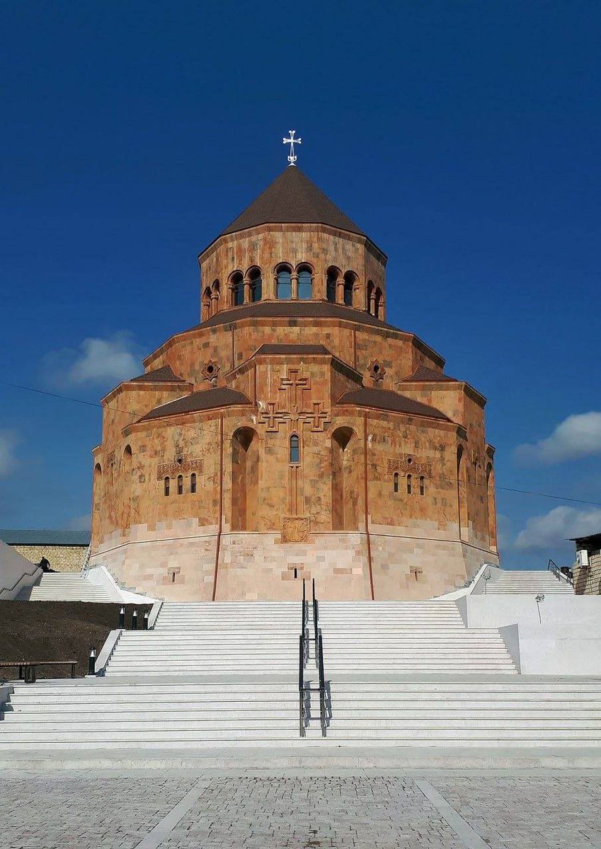 BettyArslanian's tweet photo. 🚨 #Azerbaiyán destruyó la catedral Virgen María de #Stepanakert en #Artsakh en vísperas del 111º aniversario del #GenocidioArmenio.
Además de toda su importancia simbólica, el sótano de esta iglesia fue uno de los refugios civiles más importantes durante la guerra de 2020. https://t.co/uJtJy0qq57