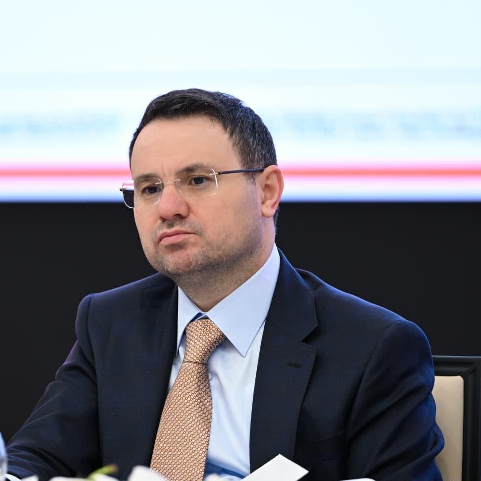 yirmiucderece's tweet photo. Rojin’in babası:

"Yurt dışı hatlarıyla o şahıslar beni aradı.

Bana dedi ki, ‘Seni de öldüreceğiz, kızının yanına gömeceğiz. Davadan vazgeç.’

Ben de aynı şekilde cevap verdim: 

‘Vazgeçmeyeceğim. Size adresi de vereyim. Ölüme de razıyım. Bu davayı araştıracağım.’

Adalet Bakanı açıklama yaptı, ben çok umutluyum. 

İnşallah Allah’ın izniyle Gülistan Doku’nunki nasıl çıktıysa, Rojin Kabaiş’in de katilleri bulunacak.

Bellidir, bu bir cinayettir."