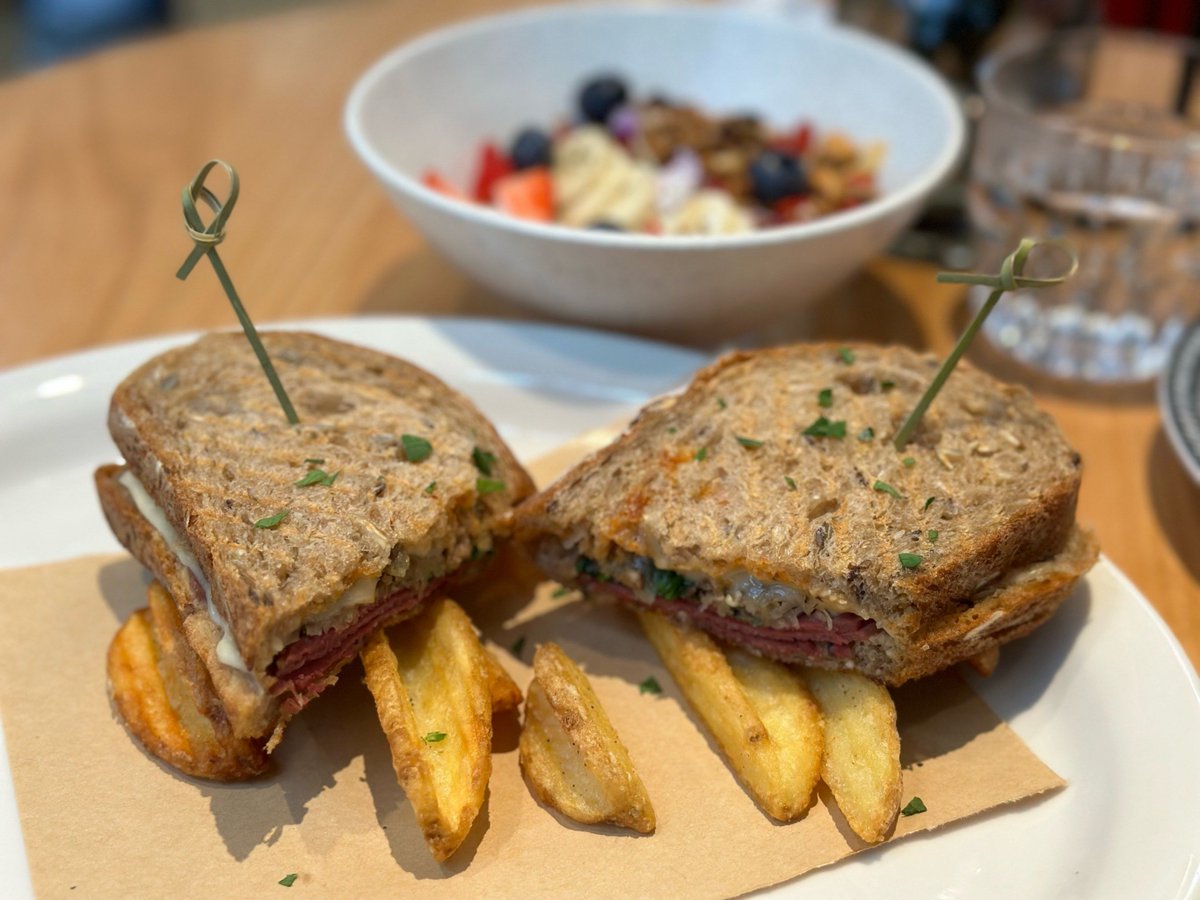 Saengbanlang's tweet image. "Today’s tiny win: We turned cereal time into a color-matching game!  Which bowl is your favorite  #ParentingWin #ToddlerPlay #FamilyJoy"