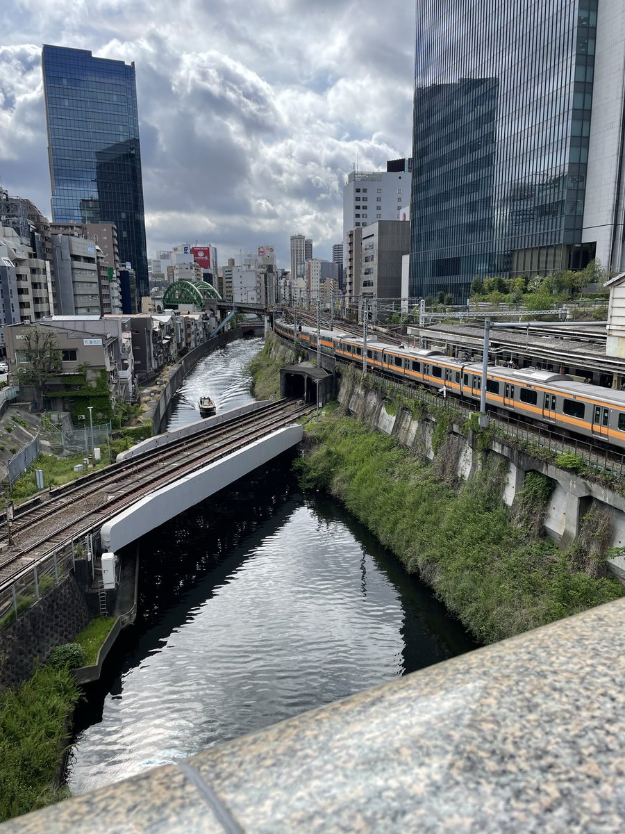 RayOrchestra's tweet photo. Rayフィル課外活動@御茶ノ水駅聖橋

宿泊ホテルからオフィスへ向かう途中で通る聖橋。
ここは通る度にたくさんの人（外人さんも）が撮影しています。
、、？？
何がそんなに珍しいの？
教えて鉄男さん、鉄子さん！🚃

答えを知りたい方は、こちらの演奏会へ
=͟͟͞͞ (    ˙꒳​˙)ﾚｯﾁｭｺﾞｰ☆。.:＊・゜

マスコットキャラクターの茶々丸くんが教えてくれます(ﾉ˶>ᗜ​<˵)ﾉ
（きっと、多分、知らんけど）

茶々丸くん率いる、マエストロ平林の演奏会情報はコチラ🎶
【Orchestra L'âme sœur第12回演奏会】

2026年4月26日 (日) 開場12:45／開演13:30
会場：ミューザ川崎シンフォニーホール

指揮：平林 遼（音楽監督・常任指揮者）
ソプラノ：宮地江奈

曲目
リヒャルト・シュトラウス 
死と変容
四つの最後の歌
ティル・オイレンシュピーゲルの愉快ないたずら
大管弦楽のための日本の皇紀二千六百年に寄せる祝典曲