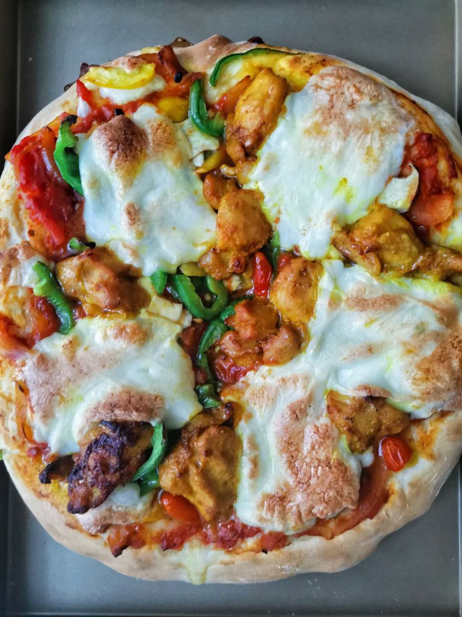 xiaoqingwu83363's tweet photo. 烤了两个热乎乎的披萨🍕
随手撒点小番茄
厨房都是刚出炉的香气

Fresh out of the oven 🍕
Just added some cherry tomatoes
The kitchen smells amazing

#homecooking #homemadepizza #foodie #simplefood #comfortfood https://t.co/ww2Xlo6ExN