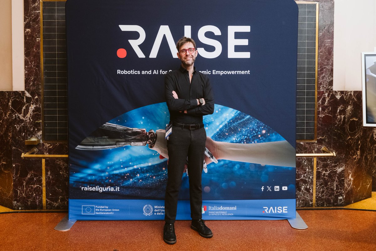 lastknight's tweet photo. A Genova, per RAISE CONNECTIONS, @DanieleChieffi  mi ha chiamato a parlare di una cosa scomoda: la scienza non basta.

Non perché i dati non ci siano. Ma perché l'opinione non si forma con i dati. Lo sappiamo dal 1922, da quando Lippmann chiamava l'opinione "pictures in our head". Si forma riconoscendo un frame, una narrazione già sedimentata nella testa delle persone.

Vaccini, nucleare, 5G: sostanza scientifica schiacciante, frame perso ogni volta. E non è colpa dei giornalisti: usano le carte che hanno in mano. Il problema è che le carte le ha costruite qualcun altro.

Governare la percezione non significa comunicare meglio. Significa presidiare il campo cognitivo prima degli altri: scegliere le parole, i messaggeri, la cadenza. Significa che "la robotica è un'infrastruttura del paese" deve diventare senso comune, ripetuto finché non è ovvio, come ferrovie o banda larga.

👉 Il video completo dell’intervento potete trovarlo qui: https://t.co/4Y92w9dl2H

@RAISELIGURIA @CNRsocial_