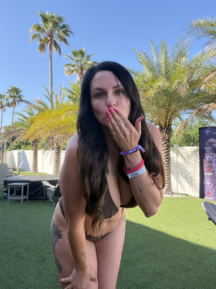 barefootmamaJen's tweet image. Lakes or pools 

#bikini #curvy #gooner #milf #natural