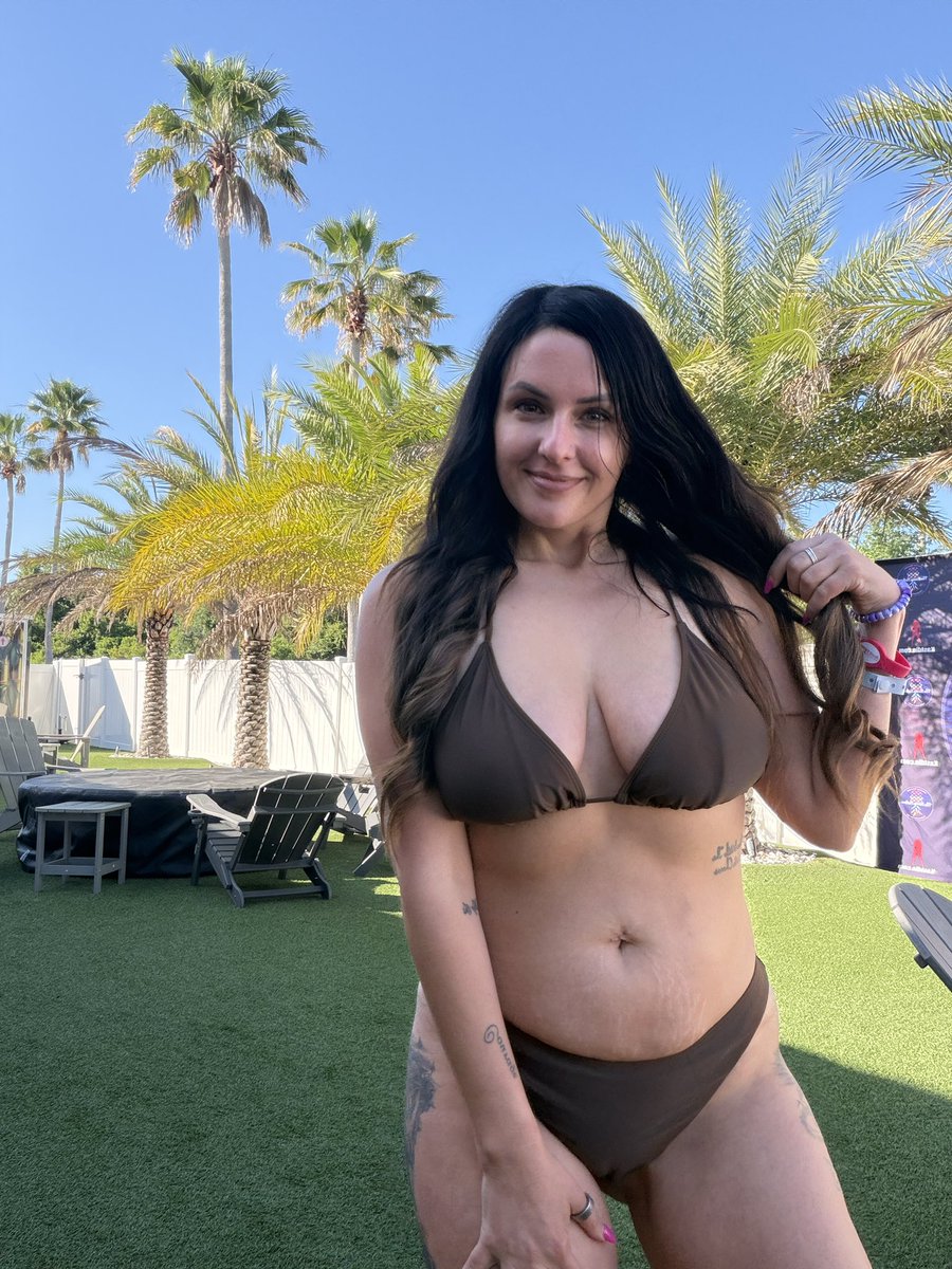 barefootmamaJen's tweet image. Lakes or pools 

#bikini #curvy #gooner #milf #natural