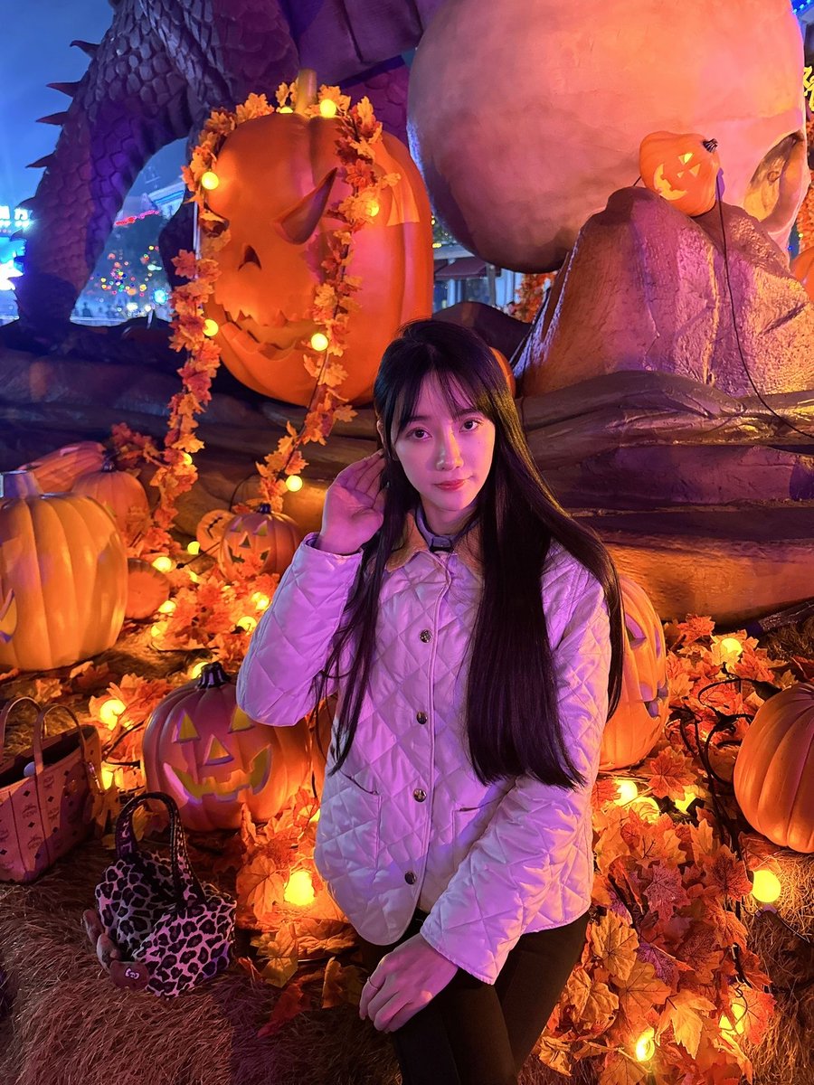 T51612895's tweet photo. 宁波，00年，169/56，文静女。想尝试点不一样的。
性格乖，听话。第一次玩这个，有点紧张又兴奋。想找25-40岁鸡巴大的哥哥，能慢慢调教我，最好操到我哭出来。
#同城 #文艺设计反差 #撕丝袜 #本地 https://t.co/oqjG4UiDZe