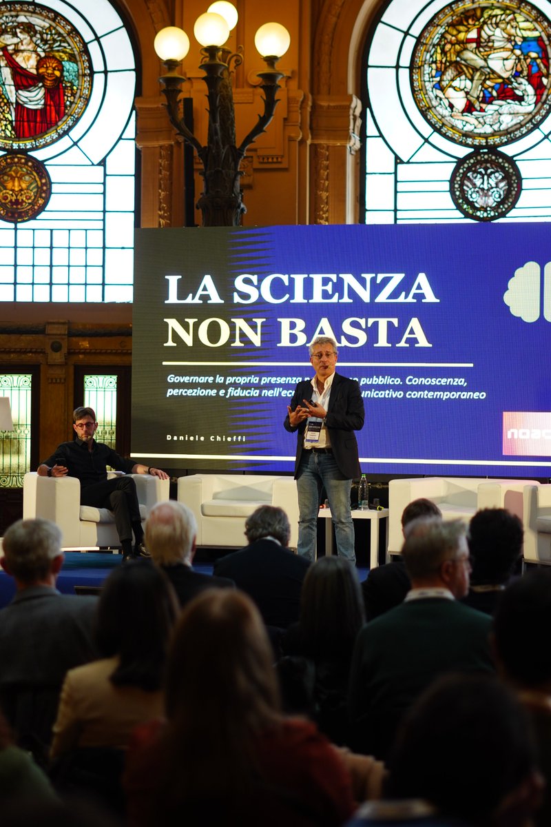 lastknight's tweet photo. A Genova, per RAISE CONNECTIONS, @DanieleChieffi  mi ha chiamato a parlare di una cosa scomoda: la scienza non basta.

Non perché i dati non ci siano. Ma perché l'opinione non si forma con i dati. Lo sappiamo dal 1922, da quando Lippmann chiamava l'opinione "pictures in our head". Si forma riconoscendo un frame, una narrazione già sedimentata nella testa delle persone.

Vaccini, nucleare, 5G: sostanza scientifica schiacciante, frame perso ogni volta. E non è colpa dei giornalisti: usano le carte che hanno in mano. Il problema è che le carte le ha costruite qualcun altro.

Governare la percezione non significa comunicare meglio. Significa presidiare il campo cognitivo prima degli altri: scegliere le parole, i messaggeri, la cadenza. Significa che "la robotica è un'infrastruttura del paese" deve diventare senso comune, ripetuto finché non è ovvio, come ferrovie o banda larga.

👉 Il video completo dell’intervento potete trovarlo qui: https://t.co/4Y92w9dl2H

@RAISELIGURIA @CNRsocial_