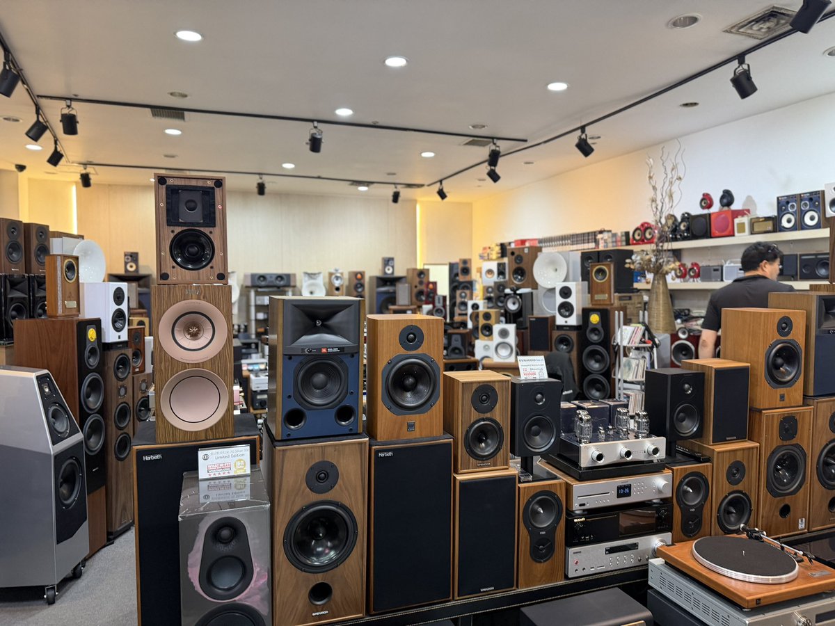 neko_audiophile's tweet image. コリアのビンテージオデオも堪りまへんな🥸
こんなにようけ置いてあるとは思いまへんでしたわ(* ͡° ͜ʖ ͡°)y~

なお爺、
一台ぐらい持って帰ってもバレへん気がしてきました😎💧

せやけど機材より後ろの兄さんに目ぇいってもうて、
音どころやあらへんようになっとりました👴🏻💧

#オーディオ