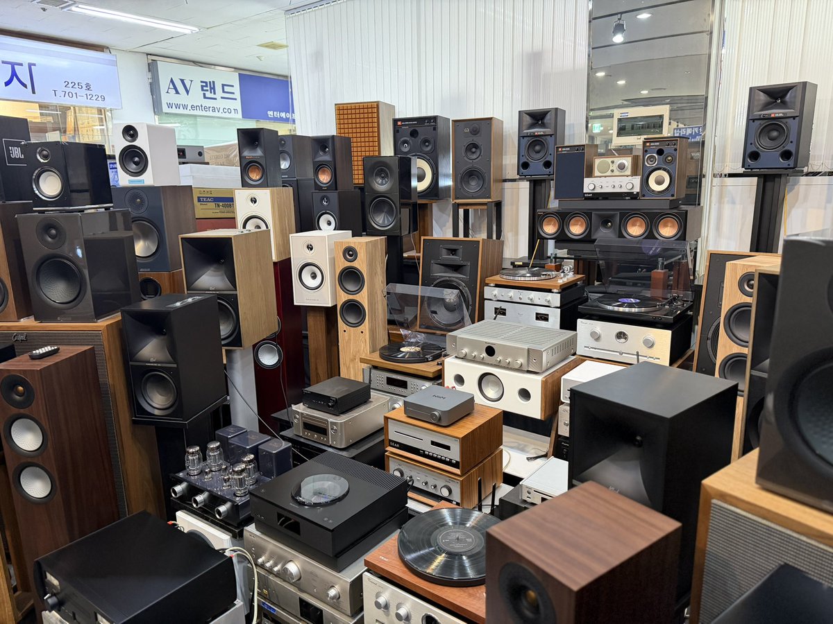 neko_audiophile's tweet image. コリアのビンテージオデオも堪りまへんな🥸
こんなにようけ置いてあるとは思いまへんでしたわ(* ͡° ͜ʖ ͡°)y~

なお爺、
一台ぐらい持って帰ってもバレへん気がしてきました😎💧

せやけど機材より後ろの兄さんに目ぇいってもうて、
音どころやあらへんようになっとりました👴🏻💧

#オーディオ