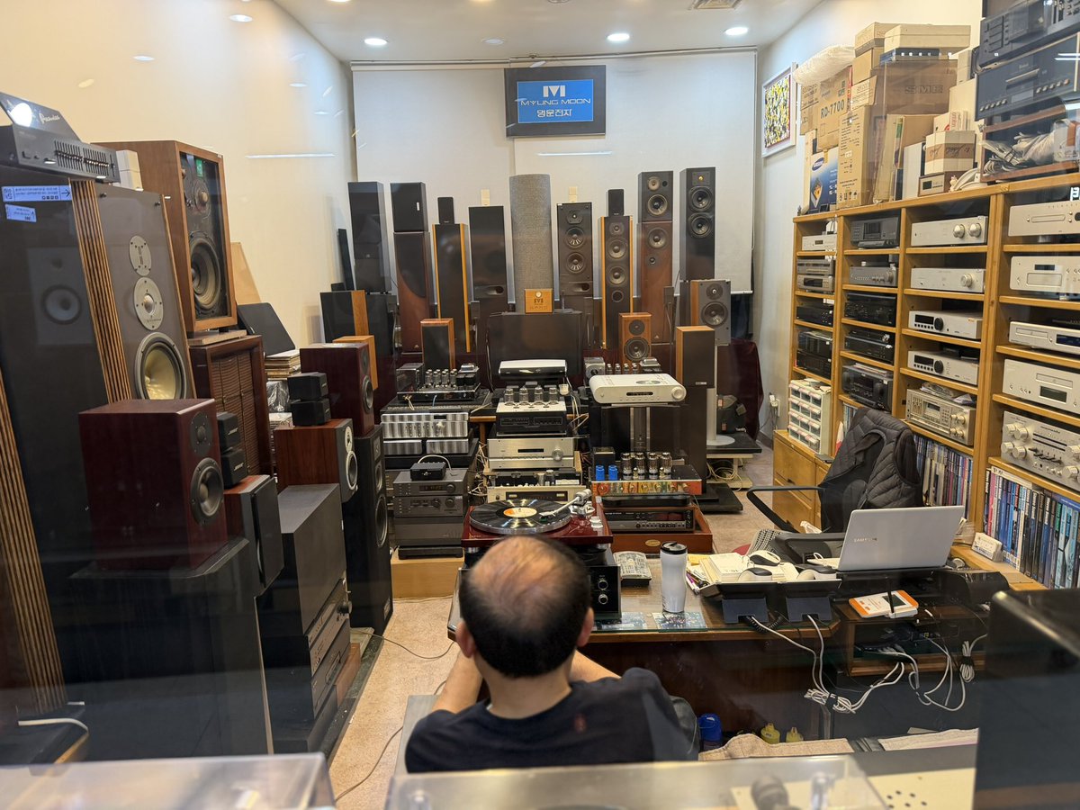 neko_audiophile's tweet image. コリアのビンテージオデオも堪りまへんな🥸
こんなにようけ置いてあるとは思いまへんでしたわ(* ͡° ͜ʖ ͡°)y~

なお爺、
一台ぐらい持って帰ってもバレへん気がしてきました😎💧

せやけど機材より後ろの兄さんに目ぇいってもうて、
音どころやあらへんようになっとりました👴🏻💧

#オーディオ