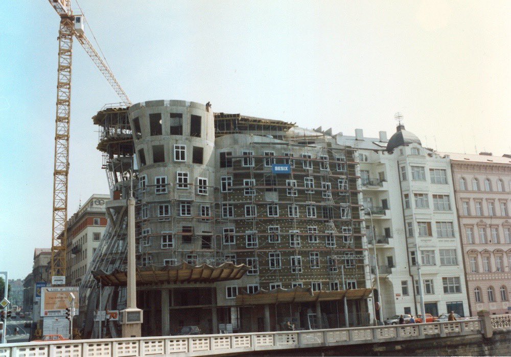protisedi's tweet photo. Tančící dům letos v červnu slaví 30 let od otevření. Místní galerie proto připravila unikátní výstavu Tančící dům: příběh ikonické budovy, která ukáže historii stavby, její architekturu i neznámé příběhy jejího vzniku. https://t.co/qFFh3dCfb2