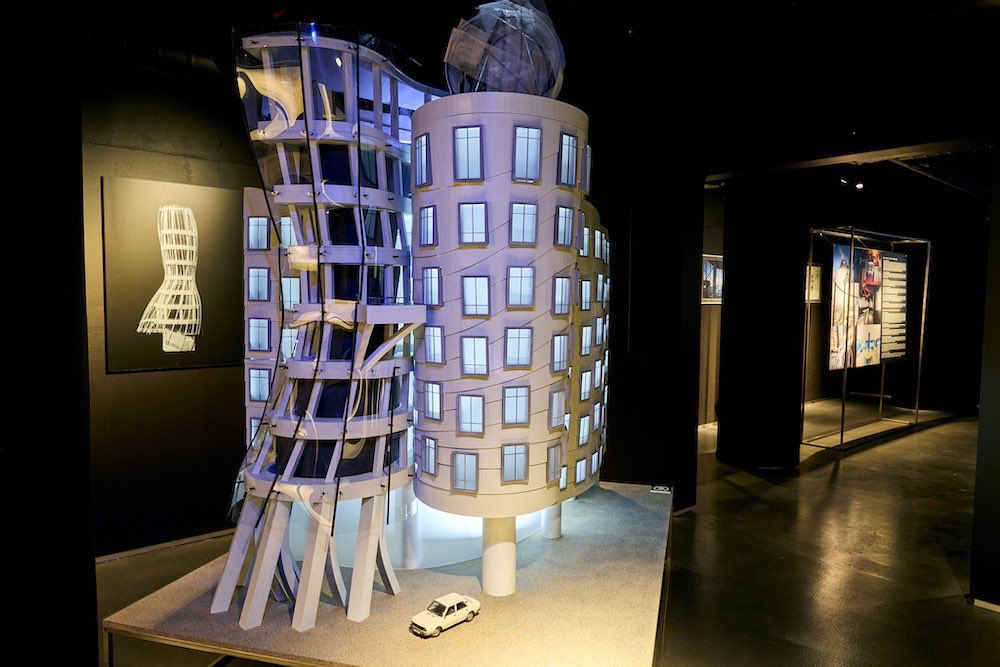 protisedi's tweet photo. Tančící dům letos v červnu slaví 30 let od otevření. Místní galerie proto připravila unikátní výstavu Tančící dům: příběh ikonické budovy, která ukáže historii stavby, její architekturu i neznámé příběhy jejího vzniku. https://t.co/qFFh3dCfb2