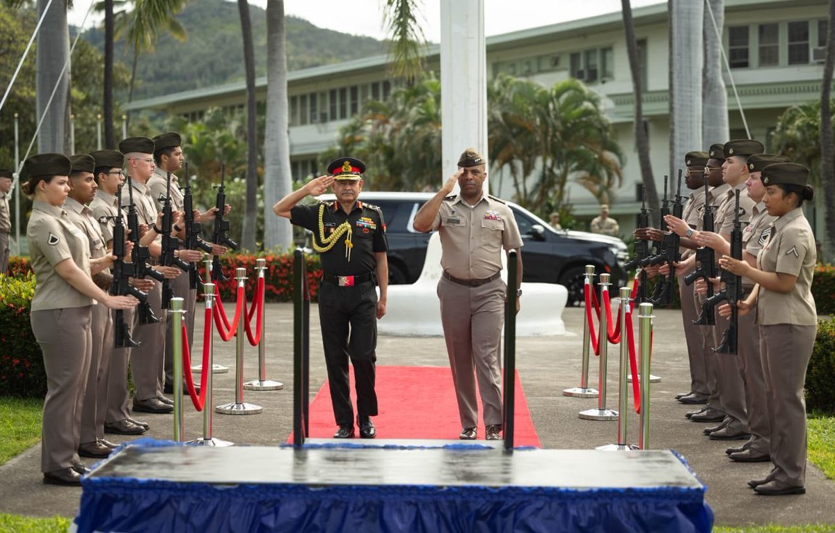 airnewsalerts's tweet image. Chief of Army Staff General Upendra Dwivedi accorded a Guard of Honour at Fort Shafter in #Hawaii, during his ongoing visit to the United States Army Pacific.

General Dwivedi also held discussions with Commanding General of the US Army Pacific, Ronald P. Clark and other senior