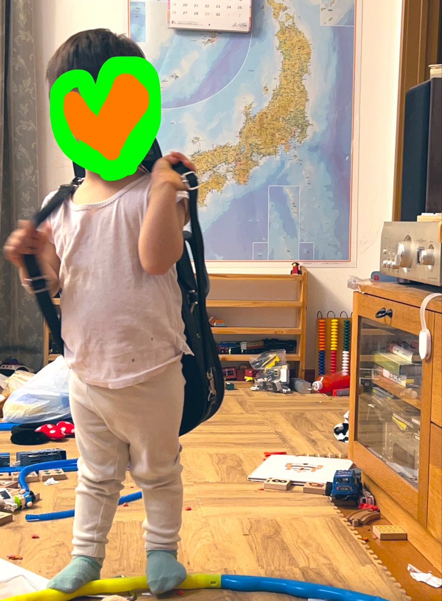 気付いたら、小さな演奏家が現れる我が家。

弟「おしごとぉ行ってきます〜」🎻

「たーだいま〜。アンコール弾いたの」
兄「いっぱい拍手もらえた？」
「拍手きたの」
「じぇーとーべん弾いたの。マーラーひいたの」

2歳のレパートリーは極めて重厚😚🫶