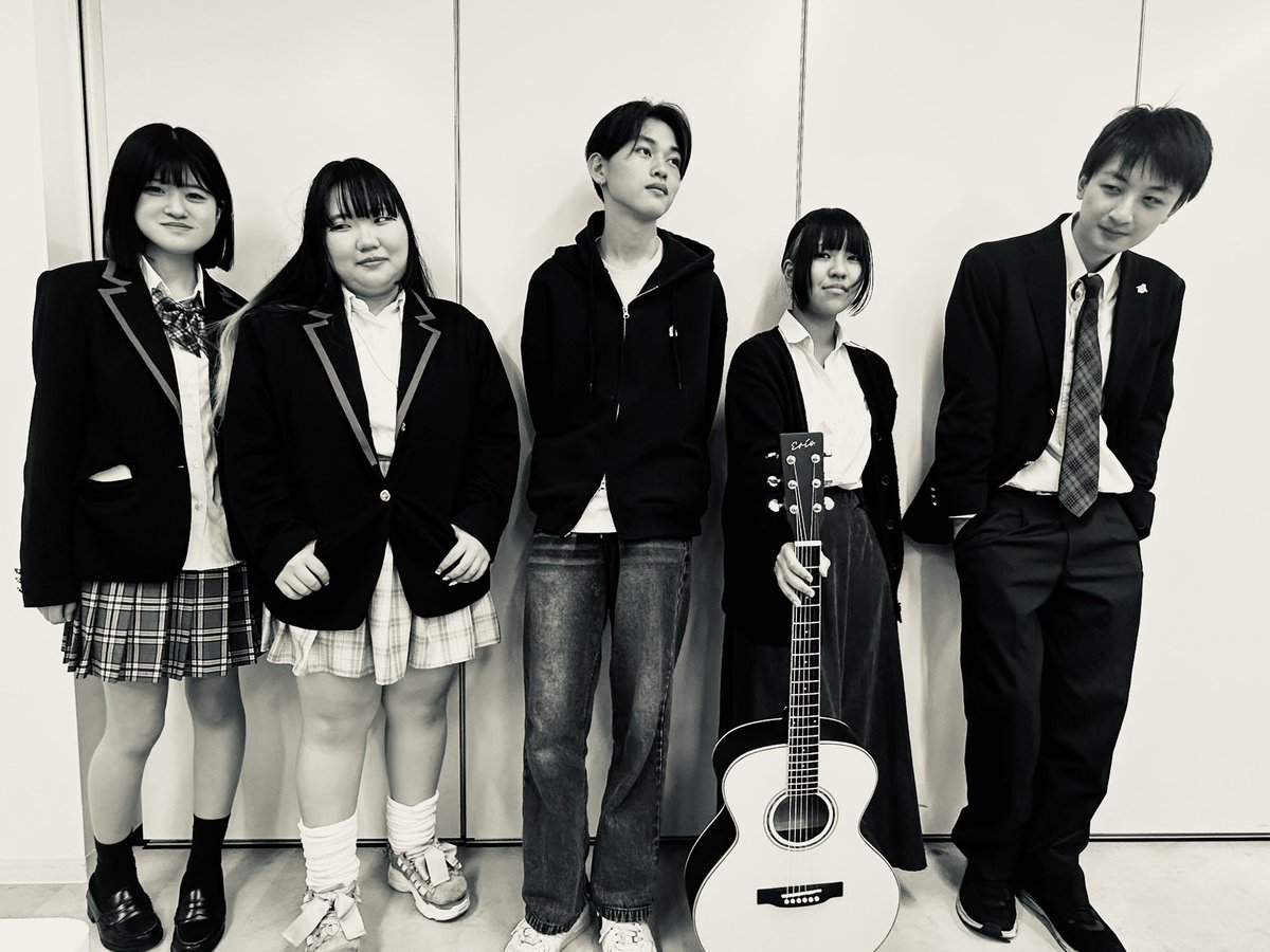 昨日から通常授業が始まり、活気が溢れる日常が戻ってまいりました‼️授業終わりに校内を巡回していたところ、マンガイラストコースの2年生がいたので目一杯カッコつけてもらいました😆むちゃぶりに応えてくれるみんなサイコーだっ‼️笑
明日もがんばろー🙌🙌