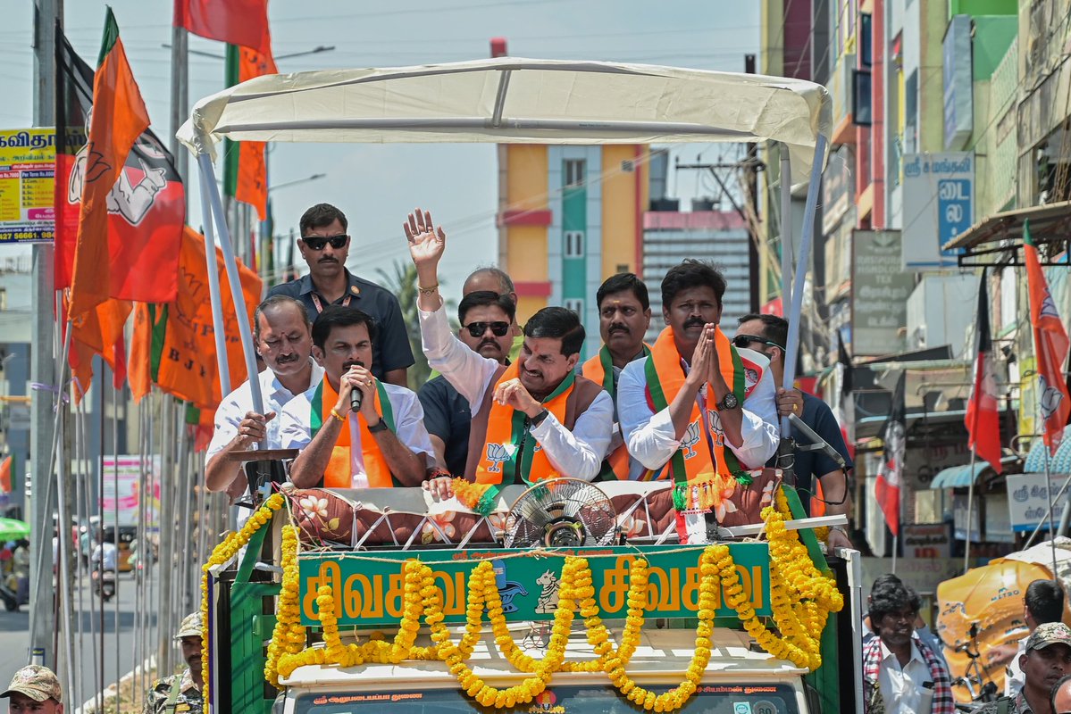 DrMohanYadav51's tweet image. तमिलनाडु परिवर्तन के लिए है तैयार, 
इस बार आ रही NDA सरकार...

आज राशिपुरम विधानसभा क्षेत्र में आयोजित रोड शो में सहभागिता कर @BJP4TamilNadu के प्रत्याशी डॉ. प्रेम कुमार जी को भारी मतों से विजयी बनाने की अपील की।

जनता-जनार्दन के आशीर्वाद से इस सीट के हर बूथ पर विकास और सुशासन का