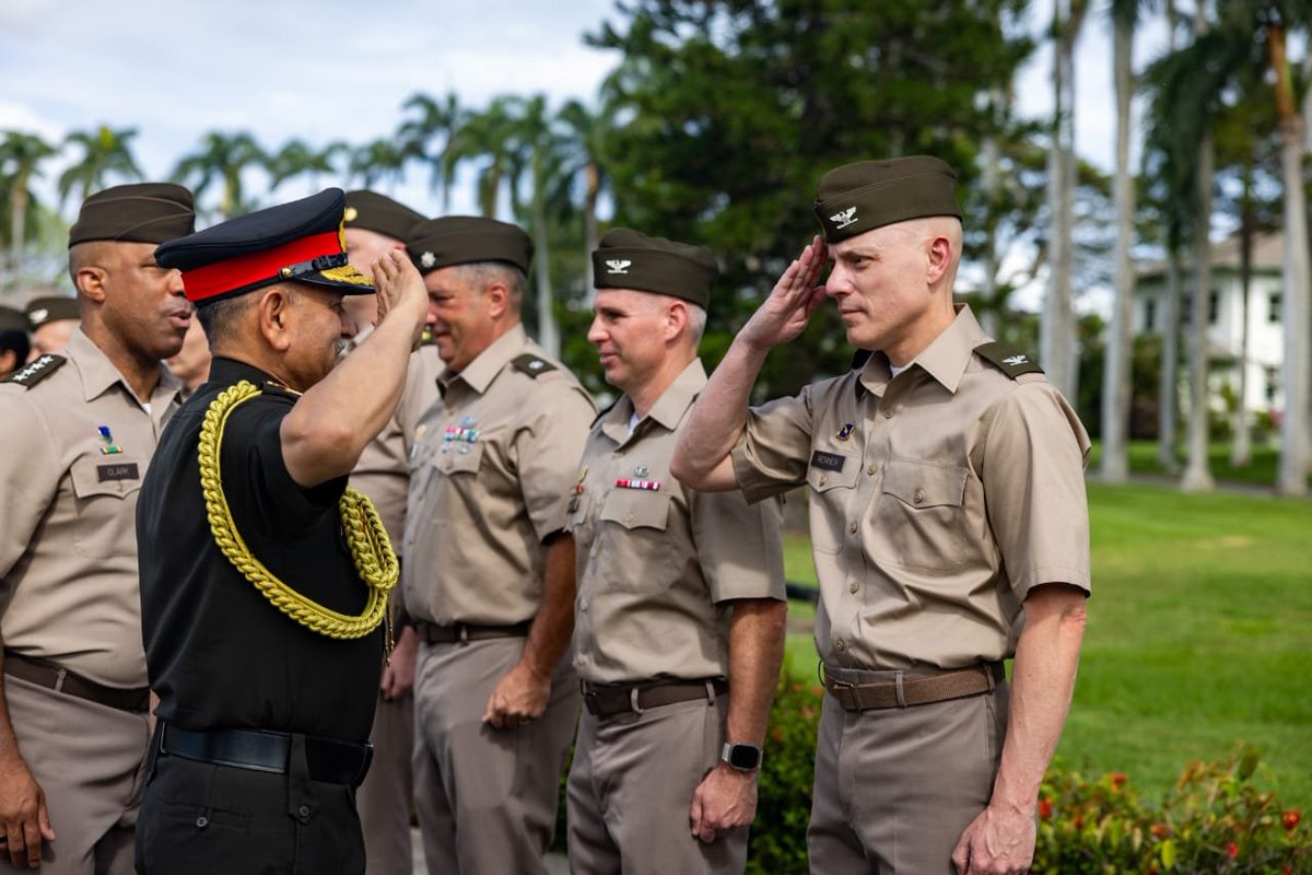 airnewsalerts's tweet image. Chief of Army Staff General Upendra Dwivedi accorded a Guard of Honour at Fort Shafter in #Hawaii, during his ongoing visit to the United States Army Pacific.

General Dwivedi also held discussions with Commanding General of the US Army Pacific, Ronald P. Clark and other senior