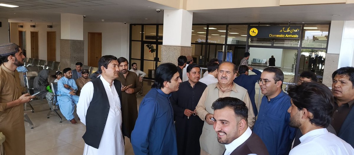 NDM_Official's tweet photo. کوئٹہ: نیشنل ڈیموکریٹک موومنٹ کے چیئرمین محسن داوڑ پارٹی کے تنظیمی دورے پر کوئٹہ پہنچ گئے ہیں۔ کوئٹہ انٹرنیشنل ائیر پورٹ پر این ڈی ایم اور نیشنل سٹوڈنٹس موومنٹ کے رہنماؤں اور ساتھیوں نے چیئرمین محسن داوڑ کا استقبال کیا۔ https://t.co/PtWvJI6XBK