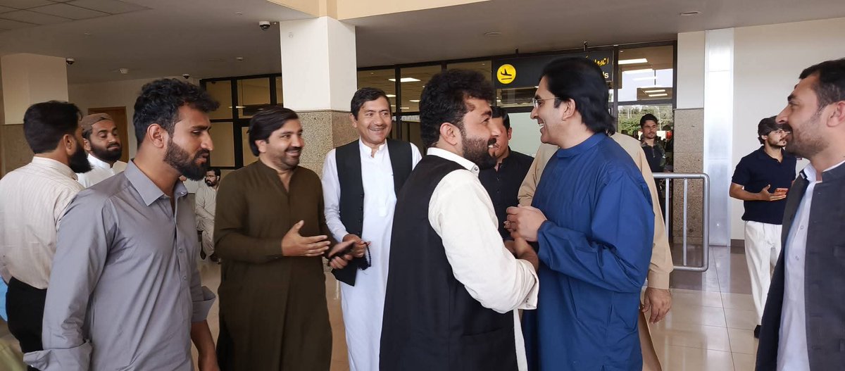 NDM_Official's tweet photo. کوئٹہ: نیشنل ڈیموکریٹک موومنٹ کے چیئرمین محسن داوڑ پارٹی کے تنظیمی دورے پر کوئٹہ پہنچ گئے ہیں۔ کوئٹہ انٹرنیشنل ائیر پورٹ پر این ڈی ایم اور نیشنل سٹوڈنٹس موومنٹ کے رہنماؤں اور ساتھیوں نے چیئرمین محسن داوڑ کا استقبال کیا۔ https://t.co/PtWvJI6XBK