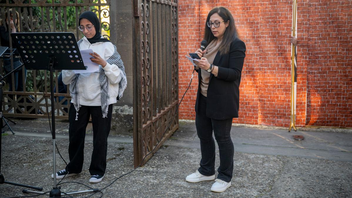 Luce_news's tweet image. 🔴 “Noi non siamo numeri, siamo persone che amano la vita. La pace? Un’azione, non una promessa” quotidiano.net/luce/attualita… #pace #dignità