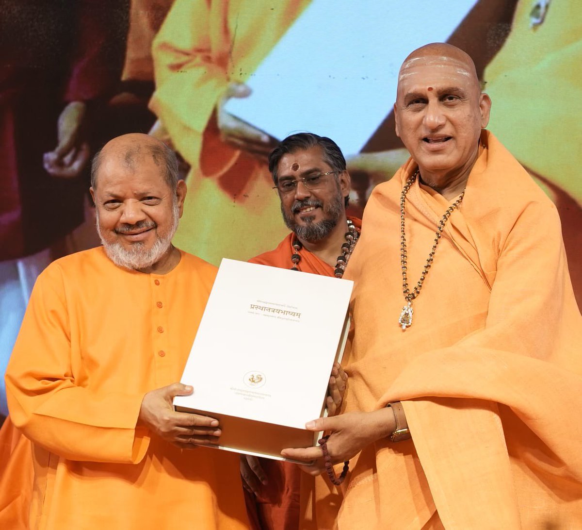 “भगवद्पाद भाष्यकार भगवान् आदि जगद्गुरु शंकराचार्य जी के प्रकटोत्सव”  पर “पूज्य आचार्यश्री जी” का दो दिवसीय  नर्मदा तट ओंकारेश्वर प्रवास: “अद्वैत से एकात्मता का अलौकिक शंखनाद “ ! 

​कल्याणी मोक्षदा पुण्य सलिला माँ नर्मदा की कल-कल बहती पावन धारा, मांधाता पर्वत की धवल दिव्यता और