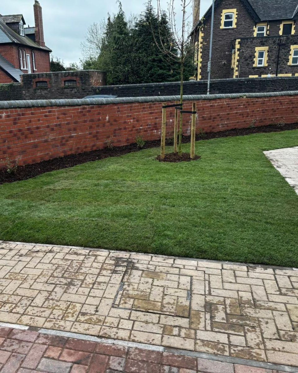 LandcraftUK's tweet photo. Just wrapped up a landscaping project for P&amp;P Builders in Newport

The team carried out a full soft landscaping scheme, cultivating the soil, laying premium turf, planting and staking trees, installing shrubs and finishing it all off with mulching https://t.co/qODvAcR4uK