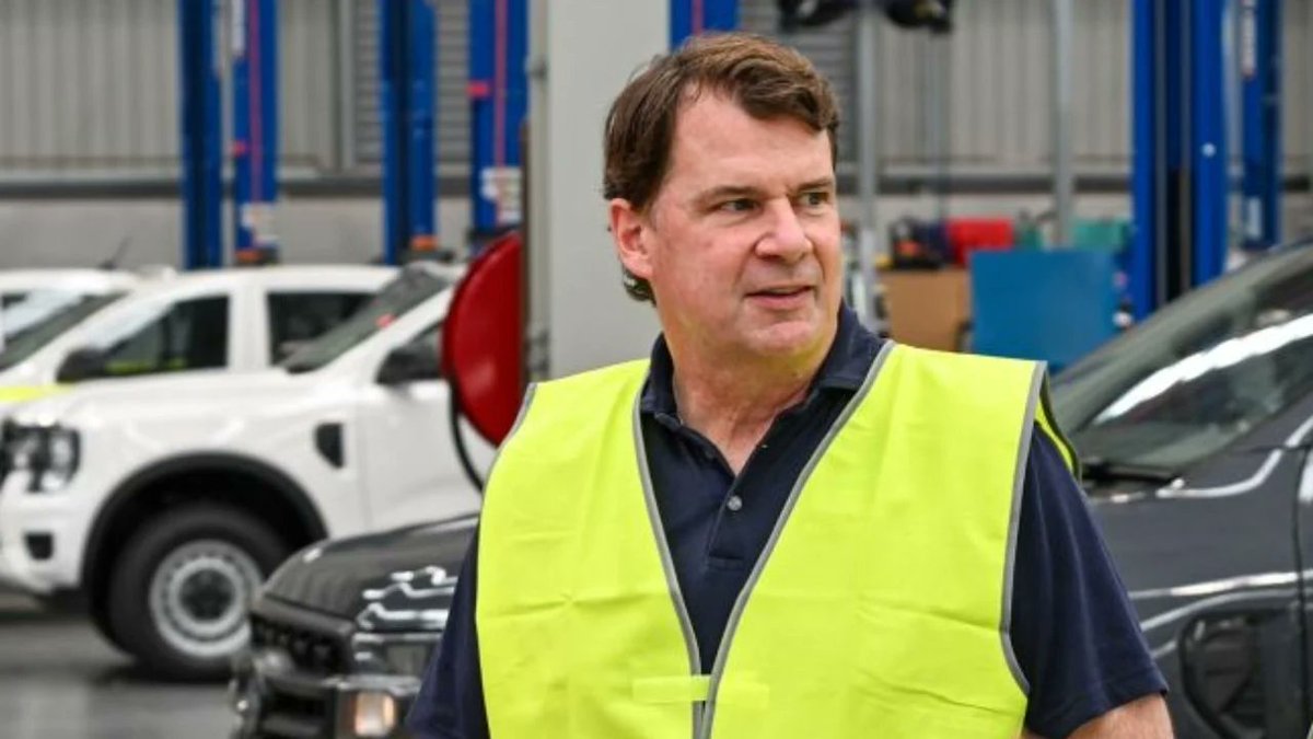 foroelectricos's tweet image. ¡El trono de Tesla peligra! 📉⚡️

Jim Farley, CEO de Ford, afirma que Tesla ya no es el referente. ¿El motivo? Una gama envejecida frente al avance de marcas chinas como BYD. 🇨🇳

Ford ya prepara su ofensiva: ¡eléctricos por 30.000$ en 2027! 🚙💨

#Ford #Tesla #BYD #EV