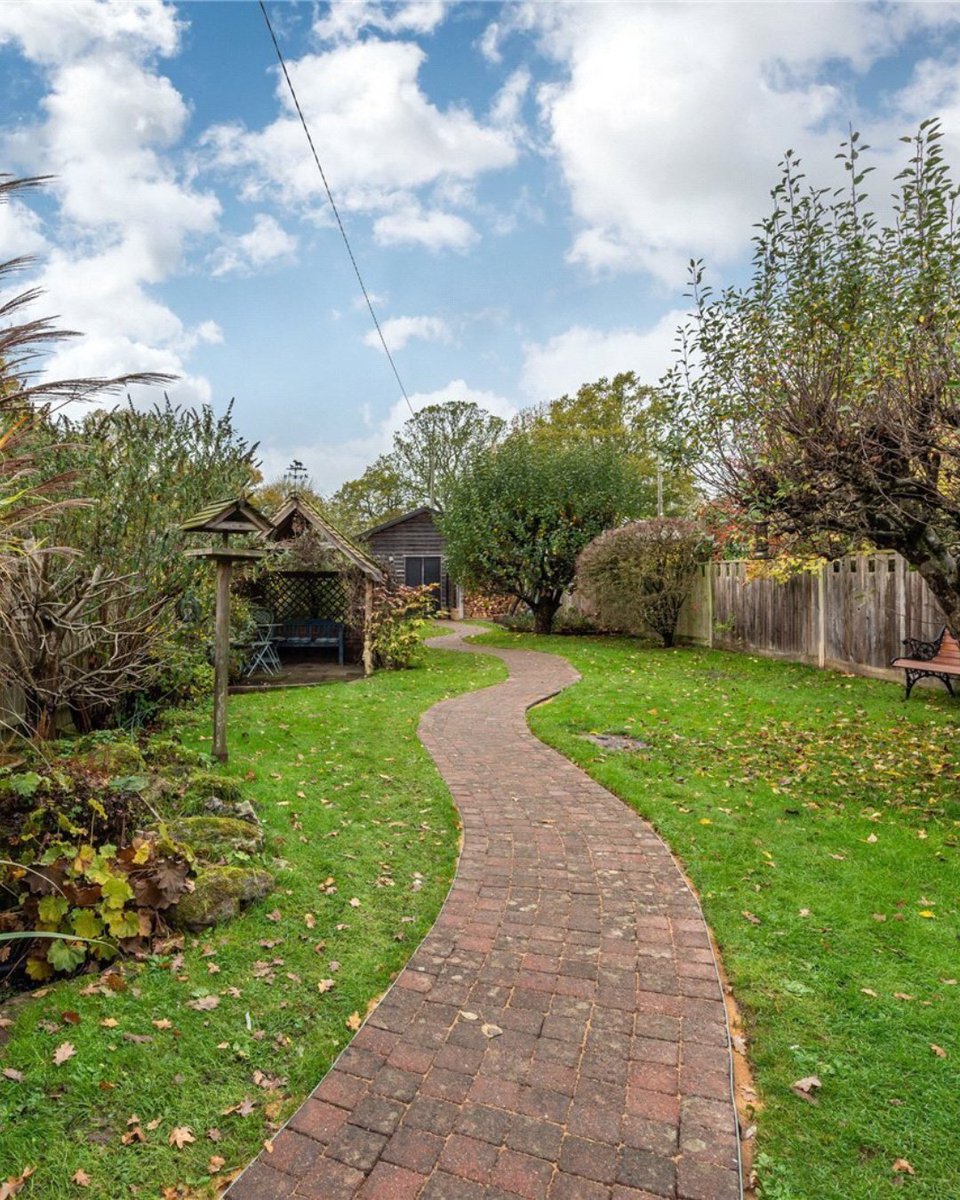 JSDorking's tweet image. New listing
#Newdigate #Dorking #Surrey
Guide price £695,000

The Firs is a beautifully maintained three-bedroom, two bath semi-detached home, situated in a tranquil and highly regarded residential community on the outskirts of #Newdigatevillage.

jackson-stops.co.uk/properties/216…