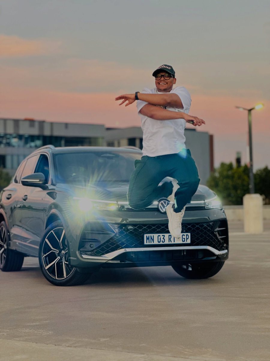 VolkswagenSA's tweet photo. POV: You pull up and suddenly everyone’s looking!👀

Whether it's the poses or the outfit co-ordination - it's still the Tiguan effect! 😎

📸: https://t.co/ORl0PIcJgZ

#Volkswagen #VW #Tiguan #TiguanRLine #TSUV https://t.co/tlLSwhyi1S