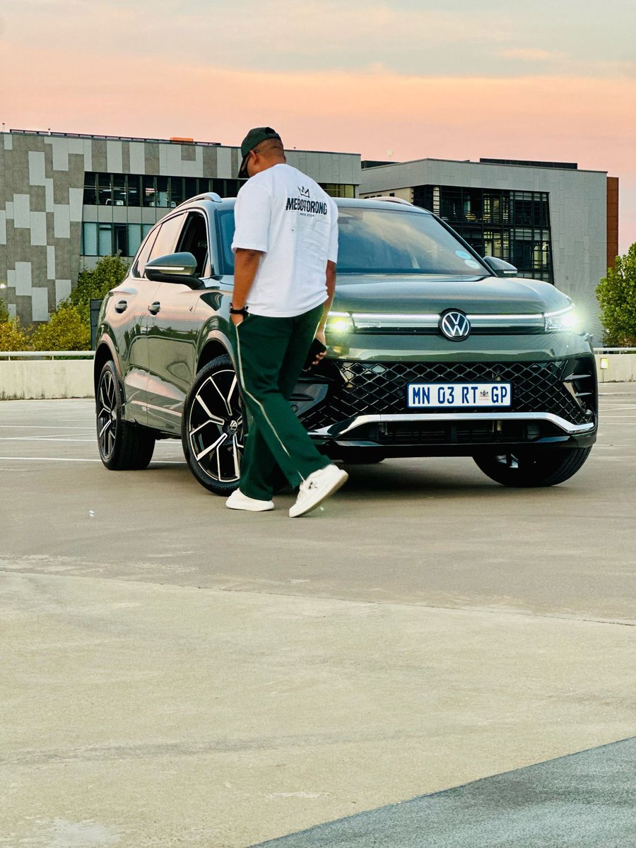 VolkswagenSA's tweet photo. POV: You pull up and suddenly everyone’s looking!👀

Whether it's the poses or the outfit co-ordination - it's still the Tiguan effect! 😎

📸: https://t.co/ORl0PIcJgZ

#Volkswagen #VW #Tiguan #TiguanRLine #TSUV https://t.co/tlLSwhyi1S