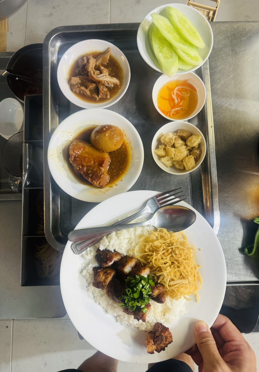 Nguyenfuli0806's tweet photo. Anh em tới giờ nghỉ là em tới giờ làm.
Chúc cả nhà X buổi tối ngon miệng 🍴
Bán cơm kiếm tiền DCA đủ thứ 😆
#comtam #vietnamfood #dca https://t.co/uKm65MbaOX