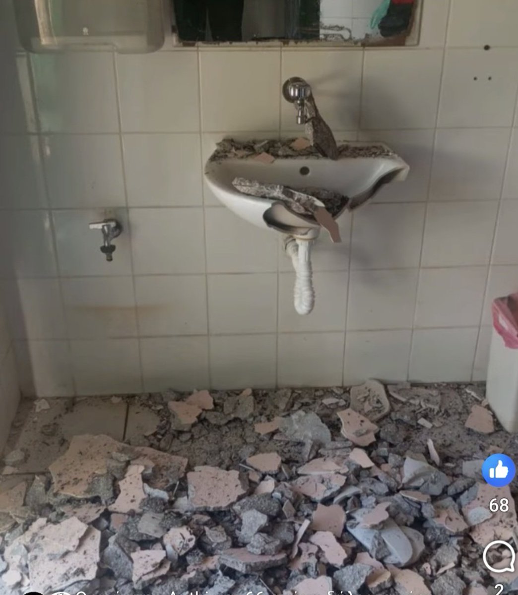 16ο Δημοτικό Σχολείο Αθηνών,9 το πρωί.
Κατέρρευσε ταβάνι.