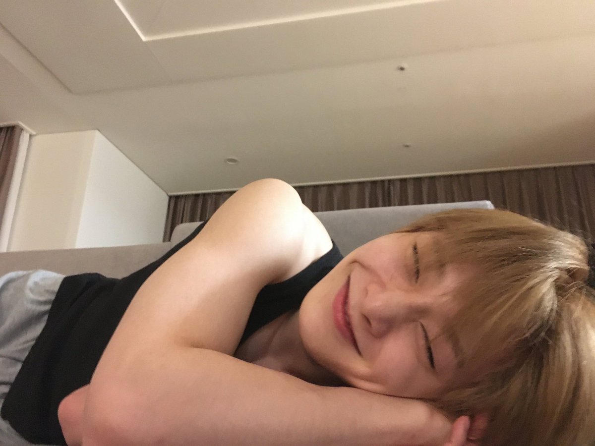 tobunnie_'s tweet image. boobs, waist + beautiful face  #rhyme