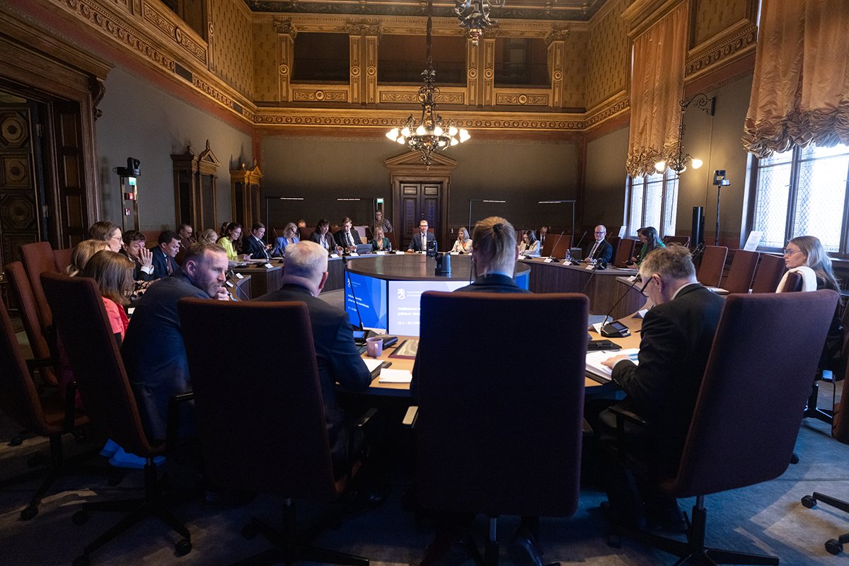 VMuutiset's tweet photo. Hallituksen kehysriihen aluksi kansliapäällikkö Juha Majanen ja ylijohtaja Mikko Spolander antoivat hallitukselle katsauksen Suomen talouden tilasta.

Julkaisemme kevään talousennusteemme 30. huhtikuuta.

#Kehysriihi | #Talousennuste https://t.co/ZzfnKoPeej