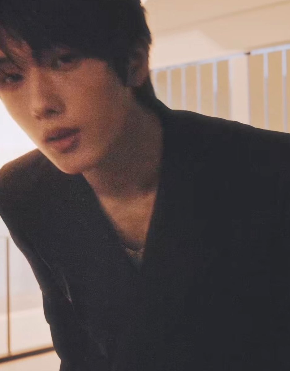 the iconic jisung leaning on pose