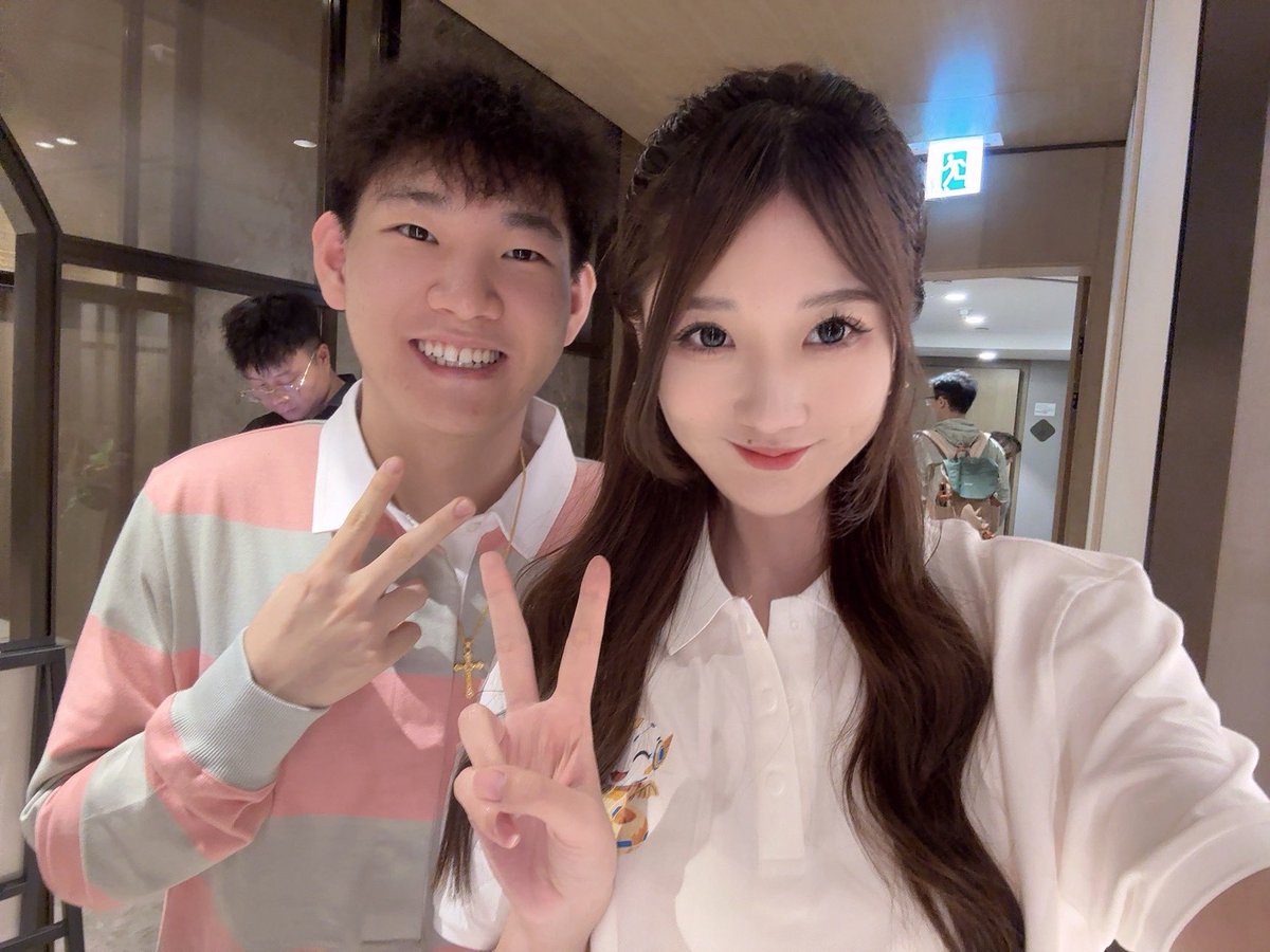 Chloe在链上开火箭 tweet media