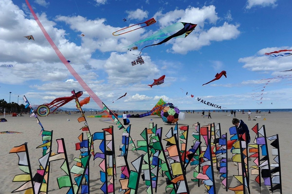 AjuntamentVLC's tweet photo. 🆕 Ja tenim la nova data del Festival de Milotxes !! 🪁 Diumenge 3 de maig a la platja del #Cabanyal 🏖️

▶️ Torna, en la seua 25a edició, amb catxerulos gegants, colors ballant al compàs del vent amb milotxes de tot tipus: multicomponents, estàtiques, acrobàtiques, gegants i 3D.

⏰ De 10 a 20 hores

➕ℹ️ https://t.co/KAvDhc776o

T'esperem! 🙌