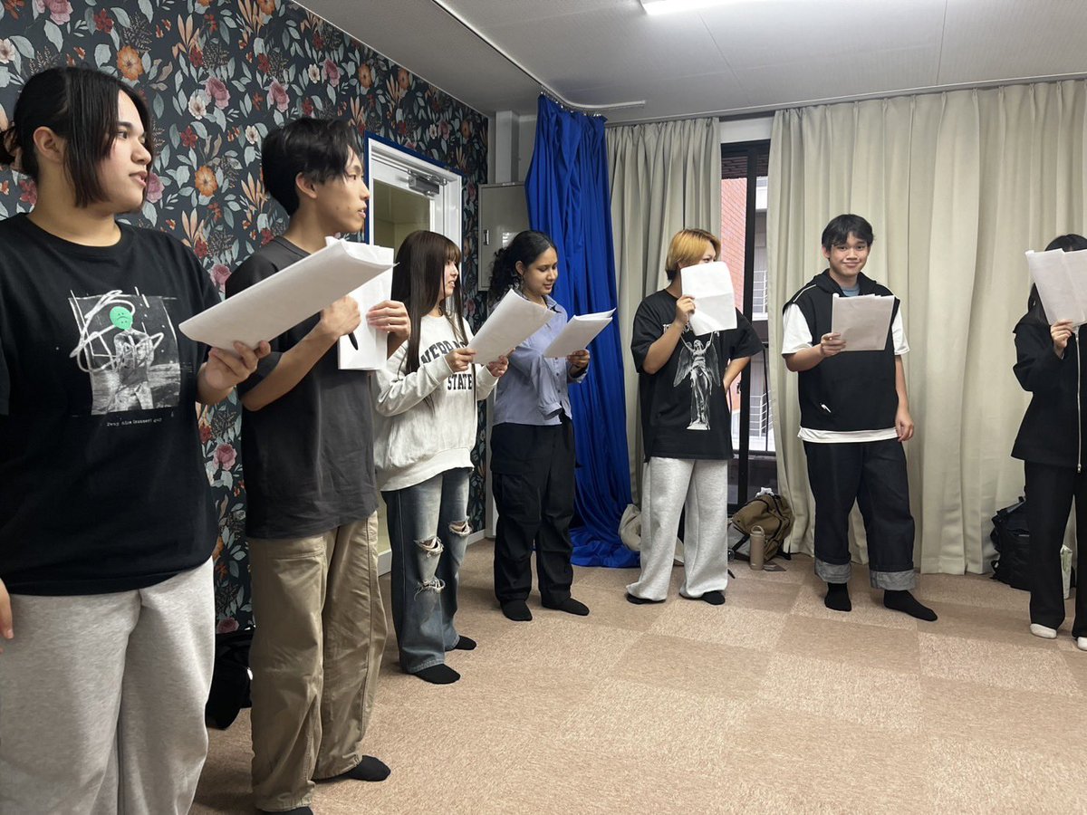 va_vao's tweet photo. welcome week2日目！
金曜日の発表会に向けて、各班稽古が急ピッチで進んでおります。
本日は太田班、辻班の稽古をチラ見せ👀✨
1年生は初めての舞台稽古に戸惑いながらも、頼もしい2年生たちが優しくサポートしてくれて、和気藹々と稽古が進んでおります。
張り切っていきましょー！！ https://t.co/UM6AaRzjKd